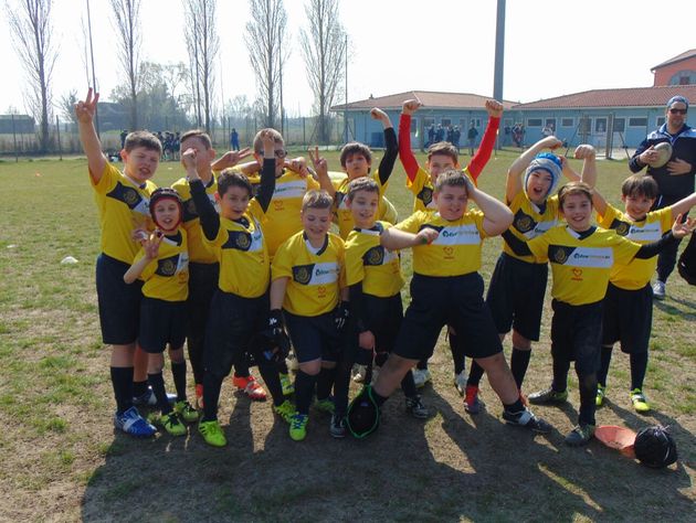 Gli amici di Luca a fianco dei colori gialloblu